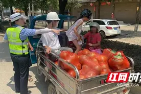 三轮车后厢的西瓜上竟坐三人 道县交警紧急叫停！图片