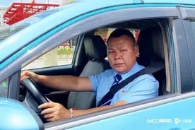 当街发生冲突，男子强行拉女子上出租车！的哥将车开到派出所图片