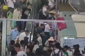 广州南站通报扶梯拥堵事件：行李箱卡住电梯齿轮造成，2名旅客有轻微扭伤图片