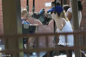 想加入！詹妮弗·劳伦斯带儿子出街 母子一同荡秋千图片