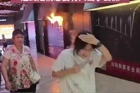 电影院里，他没检票就冲了进去...图片