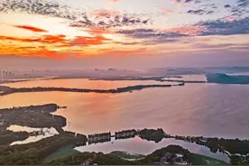 日出时分，武汉东湖霞光绚烂图片