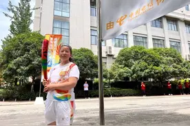 成都滴滴专车队长杨娟：很荣幸成为大运火炬手 希望传递积极向上的精神图片
