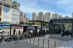 深圳网红地铁口被指栅栏设立不便 街道办：将据实再优化提升图片