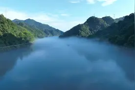 雾漫小东江 人如画中游图片