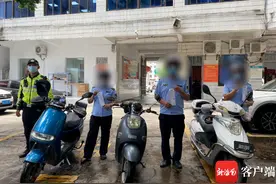 陵水3名综合执法局工作人员骑电动车不戴头盔被网友举报 交警：罚！图片