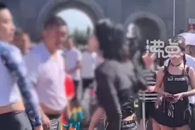 西安景区泼水节女子被泼后与游客起冲突，景区回应图片