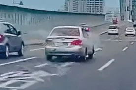 吓懵！车正开着，引擎盖突然弹起！还能看见前面路么图片