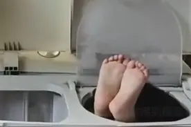 小孩卡在洗衣机内出不来！消防员飞奔到现场，只看到了一双脚丫在外面……图片