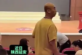 延安一学校孩子考8分，家长怒怼校方，学校收费最贵，考试成绩却最差。图片