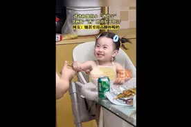 爸爸半夜馋酒，找女儿当“酒搭子”  网友：她用高脚杯喝奶图片