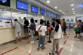 明明是免费领塑料袋，扫码后差点变成买保险：医院自助取袋机有坑？图片