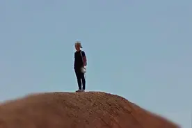 游客在甘肃七彩丹霞景区翻越围栏拍照被曝光 景区：安保人员发现后及时制止劝返图片