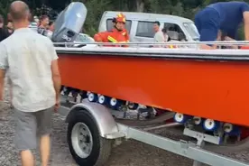 四川乐山一男子疑为家人捡拖鞋落水后被河水卷走，警方：正在调查图片