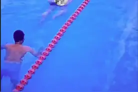 广州一男子游泳时在泳池大便后跑路？游泳馆：报警后他赔了八千图片