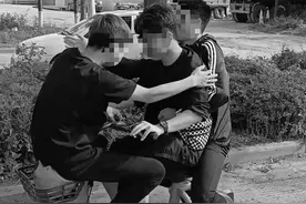 3人叠罗汉 如此“共享”电动车图片