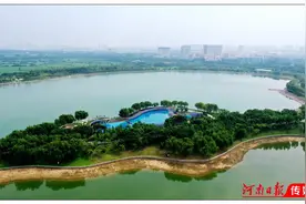 看着湖景游着泳，郑州这个露天泳池真香图片
