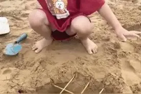 潮评丨母亲放任男童在沙滩上挖竹签陷阱 别把孩子的恶作剧当小事图片