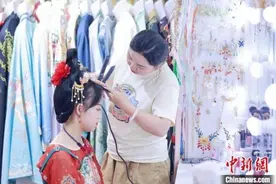 沉浸式文旅催生新职业 汉服妆造师复刻“唐潮”图片