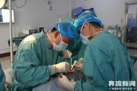 男子遇车祸眼球脱出，医生及时“种”回去图片