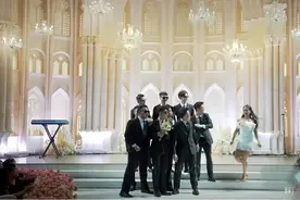 婚礼上十几名伴郎伴娘跳拉丁舞获百万网友点赞，新娘：共45桌酒席，44桌是从各地赶来的好友图片