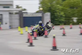这不是特技表演，是长沙特警铁骑的摩托比武图片