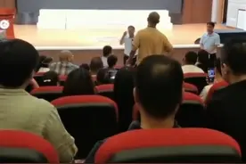 家长为孩子只考8分怒怼学校，更多家长发声：一年花4万多，考个位数的学生不止一个图片