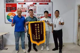 六旬老人摔倒 快递小哥伸出援手图片