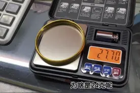 网红博主带秤实探黄金回收店，27克手镯少算8克价差3600元？市监局回应图片