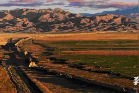 甘肃山丹汉明长城：蜿蜒盘旋在漫漫戈壁的巨龙图片