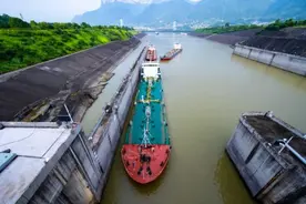 三峡船闸通过船舶达100万艘次图片