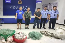 使用小眼粘网捕鱼 3名犯罪嫌疑人被郧阳警方擒获图片