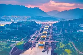 三峡船闸累计通过船舶超100万艘次图片