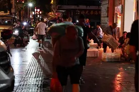 小菜摊里飘出幸福味——吉首市人民北路凌晨的菜市图片