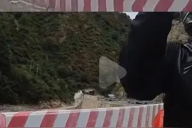 男子偶遇318国道上两起卡车车祸：前车出隧道撞山，后车侧翻货物倾泻，因为紧张果断离开现场图片