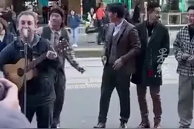 街头歌手演唱《告白气球》，周杰伦主动打拍子一起合唱，网友：他知道原创周杰伦在旁边吗图片