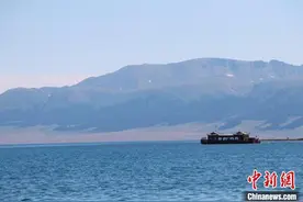 新疆赛里木湖：风光旖旎 游人如织图片