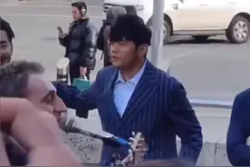 偶遇街头歌手唱《告白气球》 周杰伦当起气氛组图片