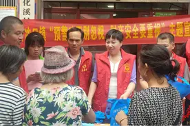 新化县石冲口镇利用赶集日开展反电诈等集中宣传活动图片