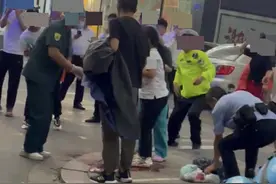 女子疑似被大风吹落的铁片刮伤面部，家属：眼睛伤情较重，已进行手术图片