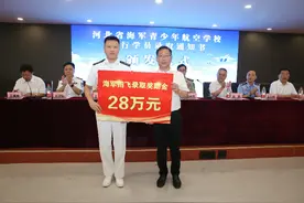 衡水中学举行海军飞行学员录取通知书颁发仪式图片