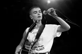 爱尔兰光头女歌手奥康娜去世，终年56岁图片