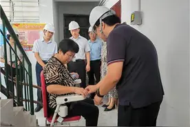 刷卡、启动、抵达！泰山区老小区加装座椅式电梯 破解老人上下楼难题图片