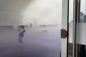 烟台火车站突然狂风暴雨，一对母女险被刮跑，关键时刻，他们冲了上去图片