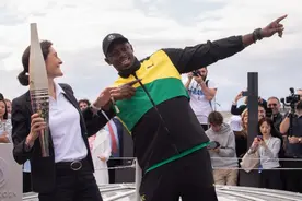 博尔特出席巴黎奥运倒计时一周年活动，提前体验塞纳河开幕式图片