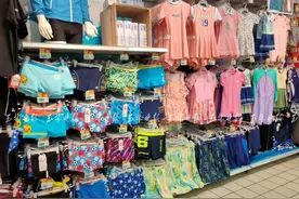 酷热难耐！“玩水”火爆图片