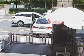 杭州街头，骑车男孩被压车底！之后一幕，很燃！图片