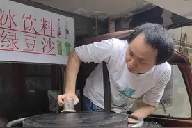 “拐杖煎饼哥”走红后续 ｜获天天正能量奖，他想为父母修好破损的大门图片