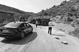 货车侧翻 玉米粒散落路面图片
