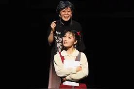 记者快评 |不纠结“神还原”，抗战儿童剧《野蜂飞舞》重建“对话性”图片
